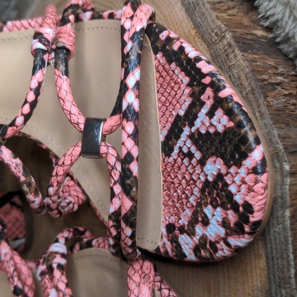 JUSTFAB ALL EYEZ ON ME Barbie PINK SNAKE SKIN CHUNKY HEEL SZ 8.5 - Picture 3 of 10